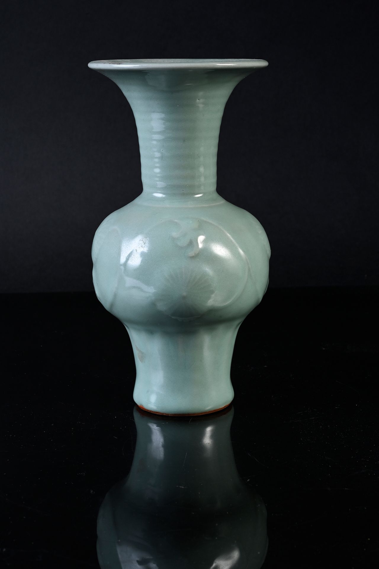 CHINE, Epoque Yuan-Ming Petit vase longquan, de forme dite «en queue de phénix»,&hellip;