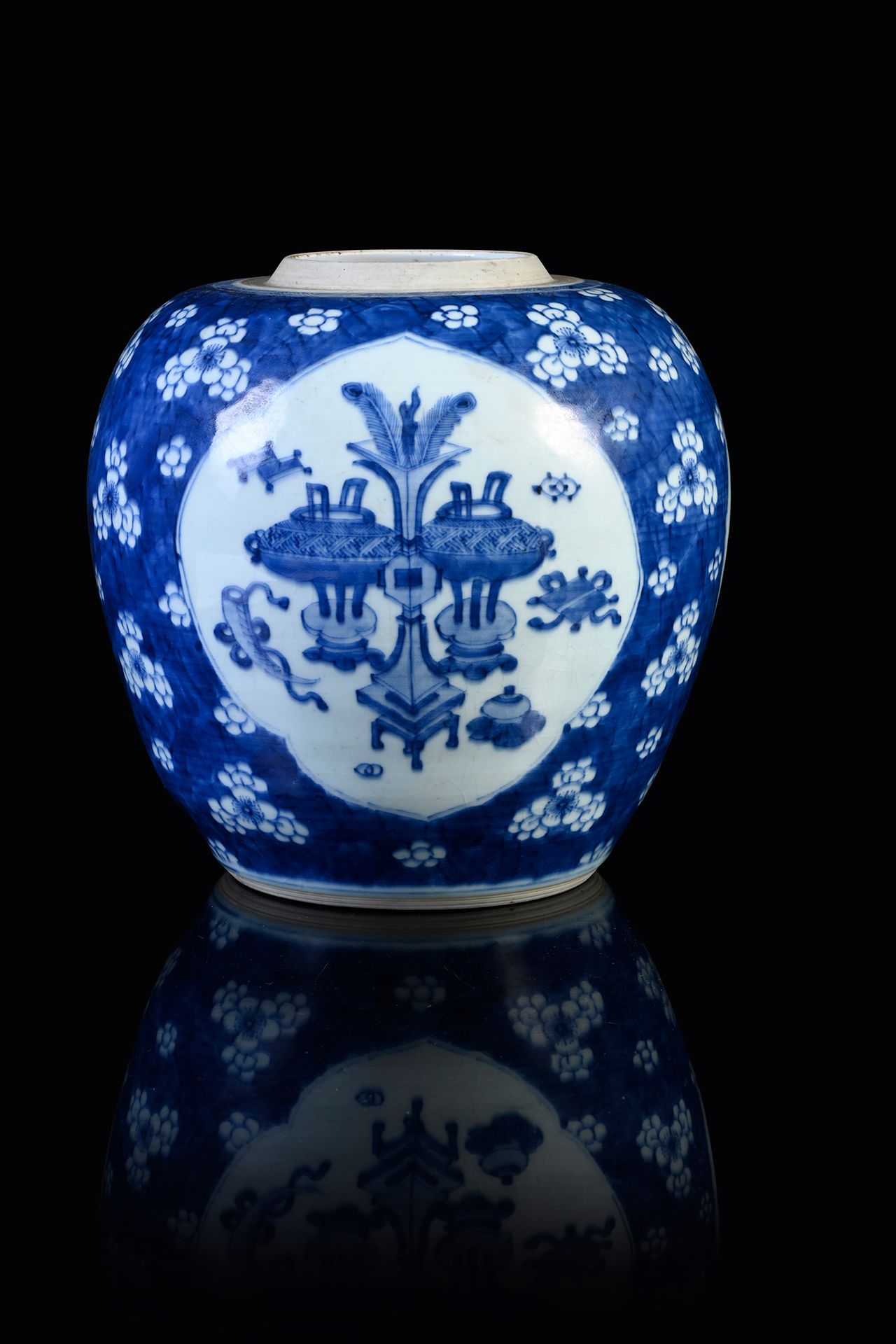 CHINE, XVIIIe-XIXe siècle 一个卵形的瓷制姜罐，青花装饰的贵重物品在浅浅的刻痕中，底部装饰着梅花枝。
高：21厘米
直径：22厘米

出&hellip;