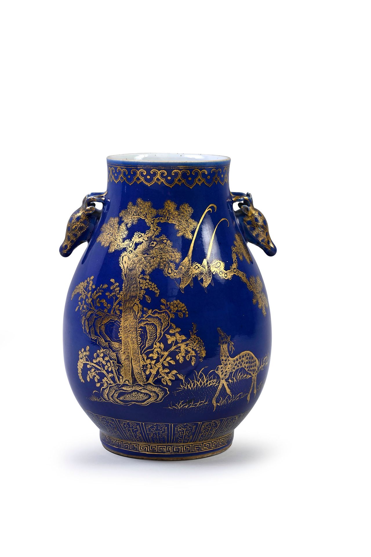 CHINE, XIXe siècle 粉蓝色背景上的金色装饰的瓷质柱形花瓶，表现了外面被植物包围的猴子、鹿、鸟和昆虫。手柄采用了鹿头的造型。底下有铁红色的光绪款&hellip;