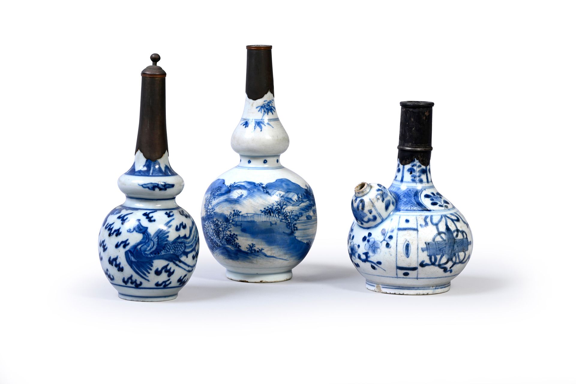 CHINE, Dynastie Ming, Époque Wanli 瓷器肯迪
带有青花装饰的花瓶，颈部有金属安装。
附有两个双葫芦形式的瓷瓶。
H.16,5和&hellip;