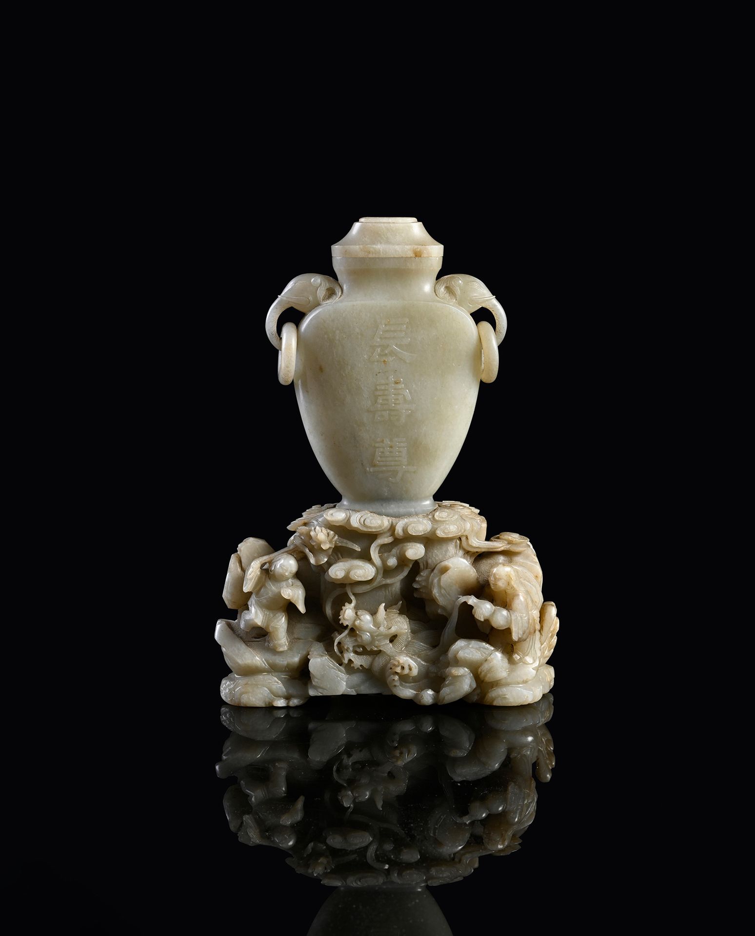 CHINE, XVIIIe siècle 难得一见的重要灰玉包浆花瓶
花瓶的形状是扁形的，放在小脚上，两边都有轻微的浮雕 "cháng shòu zūn "的吉&hellip;