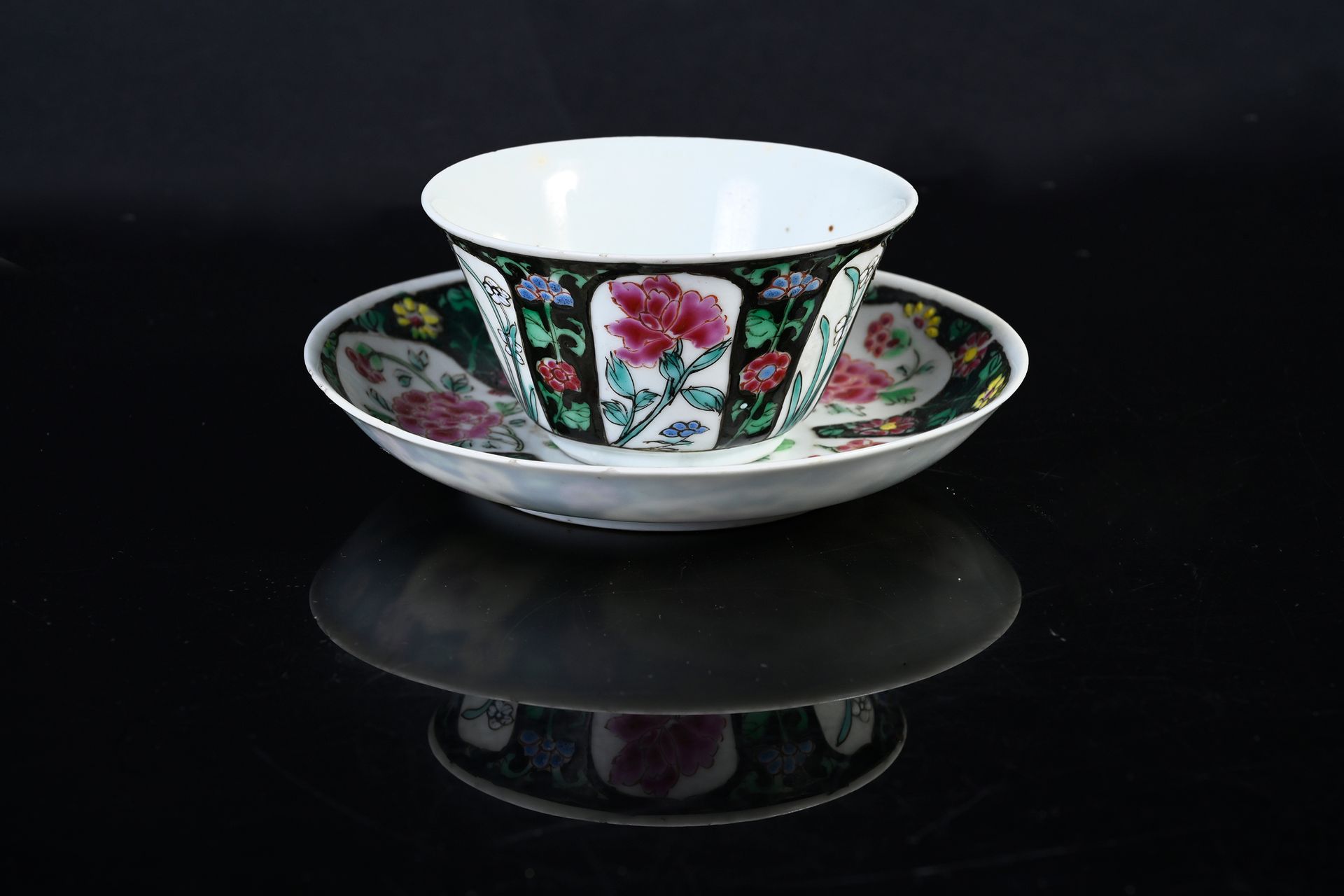 CHINE, XVIIIe siècle Coupe et soucoupe en porcelaine
A décor floral en émaux fam&hellip;
