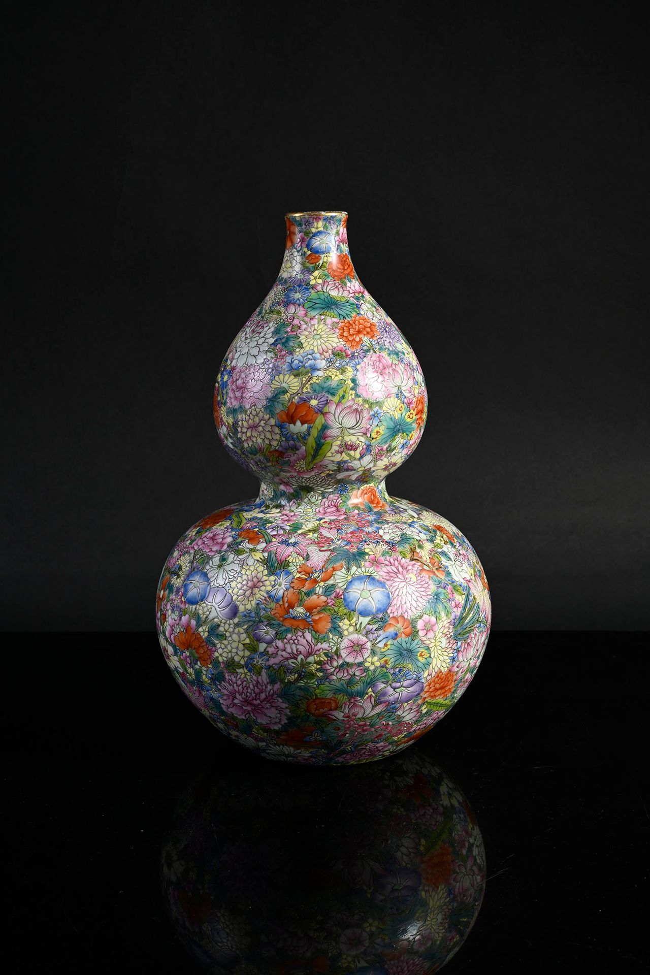 CHINE, Marque Jiaqing et possiblement d'époque 中国，嘉庆款，可能是这个时期的作品
罕见的重要的瓷器花瓶，有米勒纹&hellip;