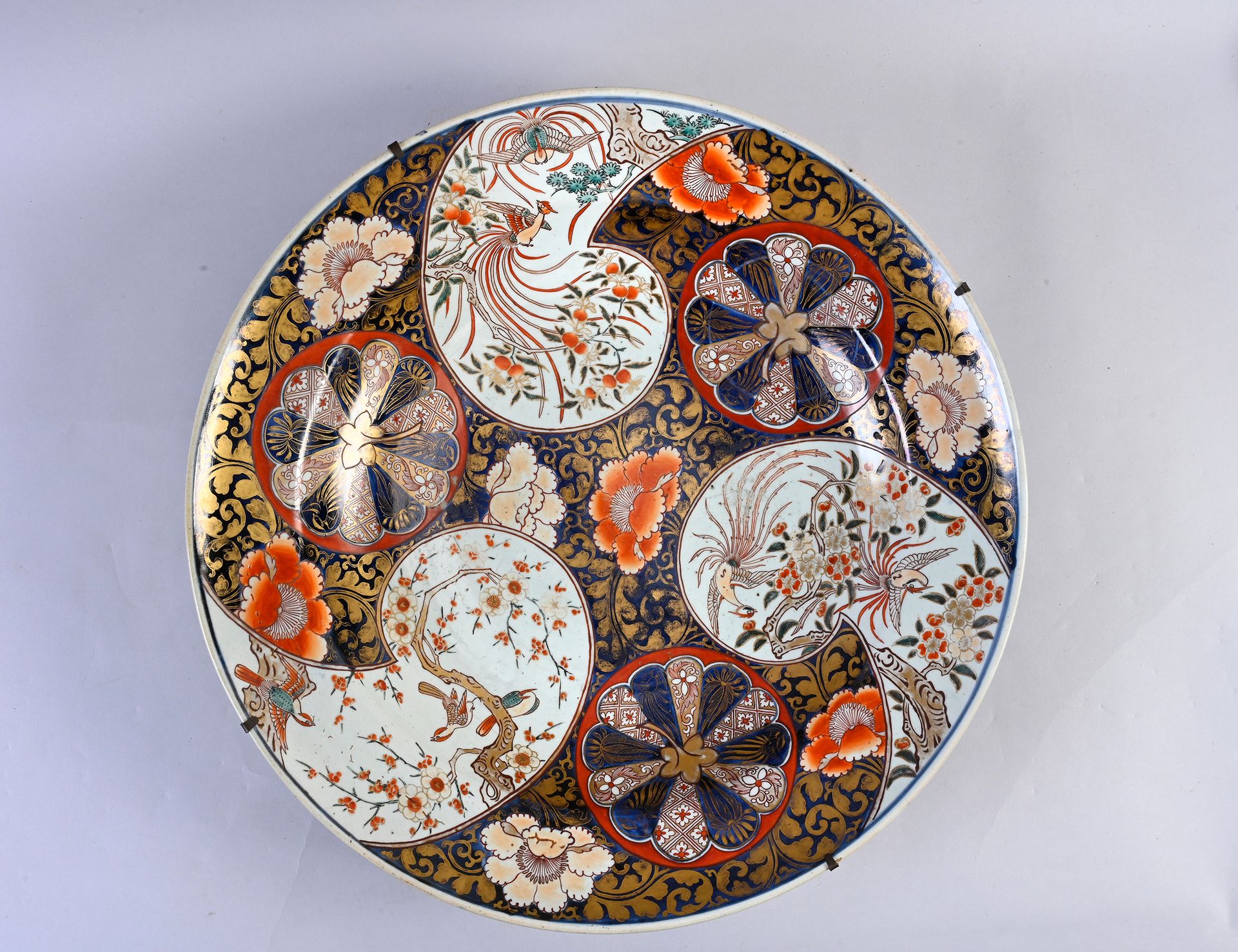 JAPON, XIXe siècle Gran plato de porcelana Imari
Con decoración de flores y pája&hellip;