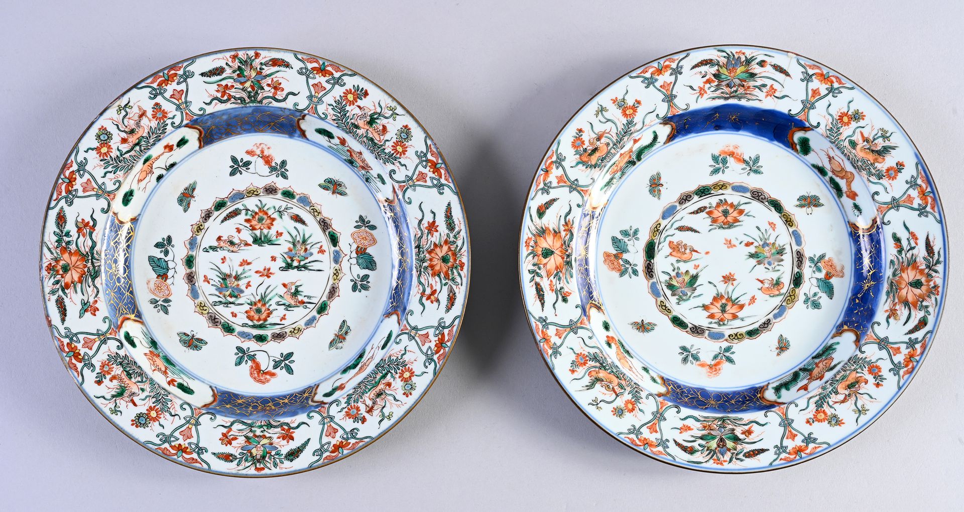 CHINE, XVIIIe siècle* Paire d'assiettes creuses en porcelaine
A décor de style I&hellip;