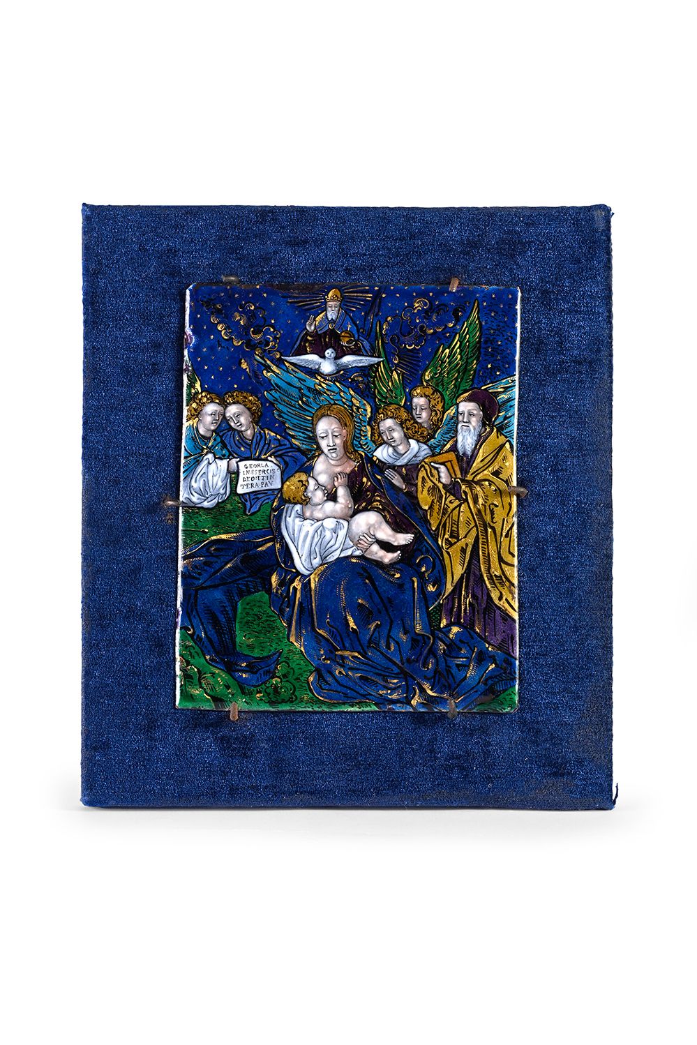Null 带有金色亮点的多色漆搪瓷盘，描绘了被天使包围的神圣家族，其中两个人拿着刻有GEORLA INESSERCIS DEO ET IN TERA PAV（在&hellip;