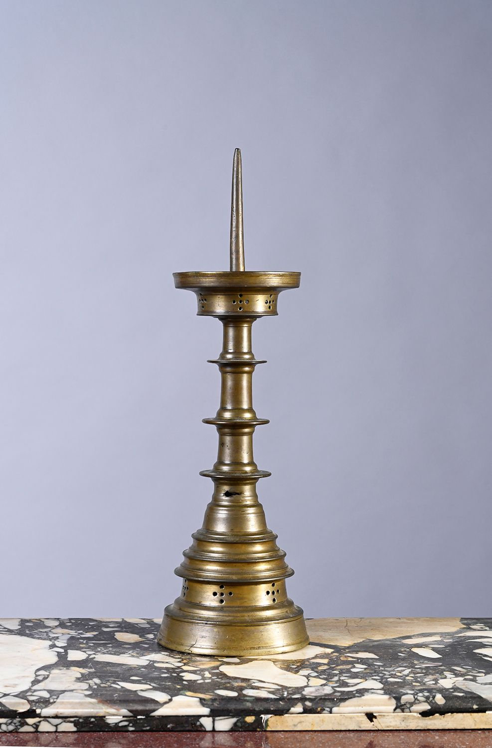 Null 大型穿孔黄铜长矛，高的圆形底座上有穿孔的十字架装饰，轴上有扁平的环，杯和长矛
佛兰德斯，15世纪
H.54.5厘米
(一个小意外)
出处：根特收藏（比&hellip;
