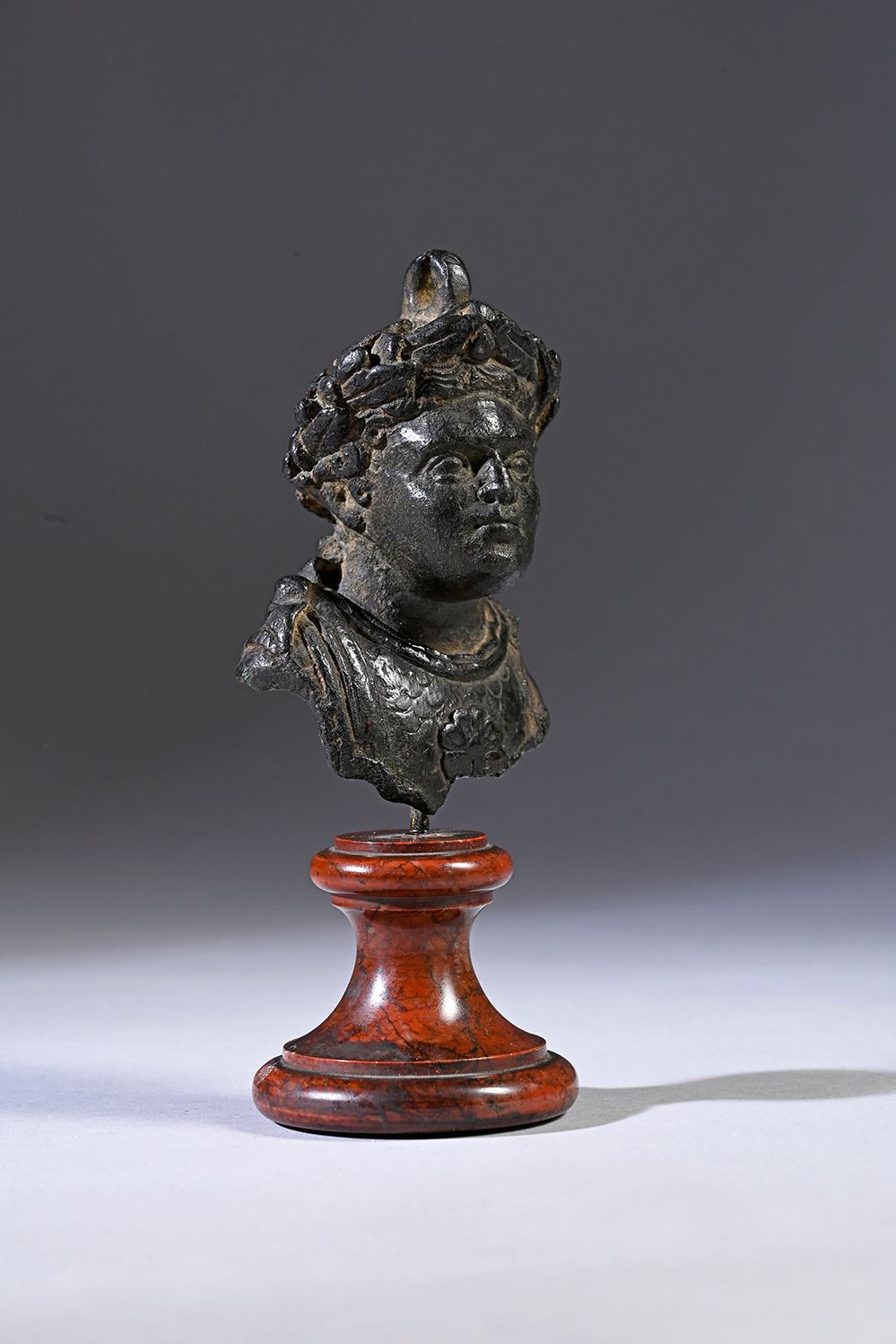 Null 一个代表月桂冠皇帝肖像的半身雕像，戴着护身符（秤重？）棕色氧化。差距。
罗马艺术，2-3世纪。
H.9厘米

出处 :
Peytel先生在旺多姆广场1&hellip;