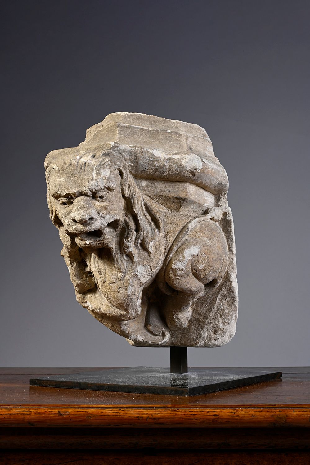 Null Culatta in pietra calcarea scolpita, decorata con un leone che regge uno sc&hellip;
