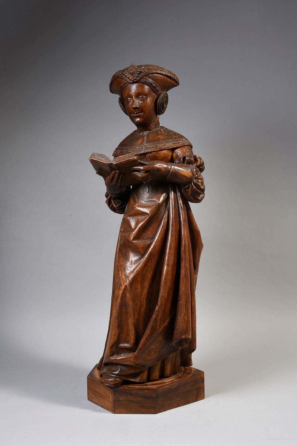 Null Heilige lesende Frau aus geschnitztem Nussbaumholz. Sie steht, hält ein off&hellip;