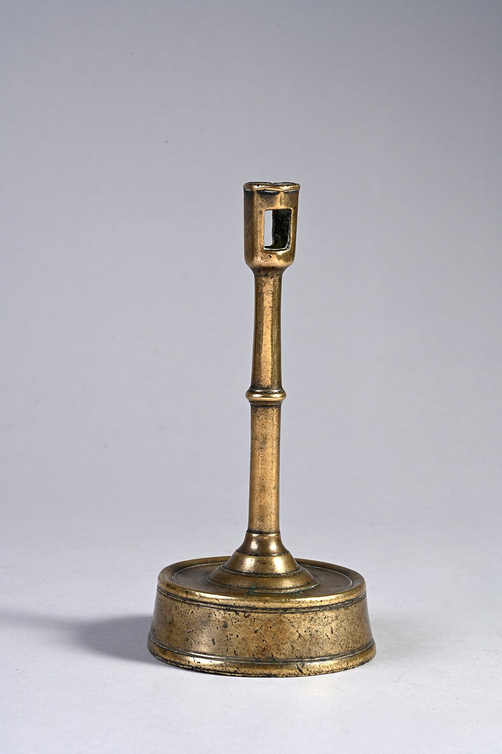 Null 小铜烛台，高圆形底座，轴上有一个环，高双窗插座。
佛兰德斯，15世纪
H.16.5厘米
(小变形)