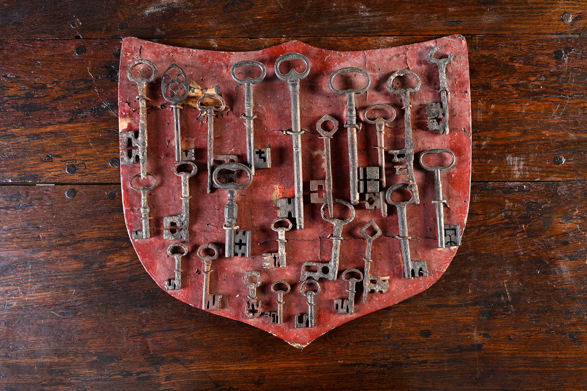 Null 一套二十四把锻铁钥匙，由罗马式哥特式钥匙和一个所谓的威尼斯式钥匙组成，有一个菱形环。
17世纪的罗马式时期
长：从6到24厘米
(氧化作用)
在一个盾&hellip;