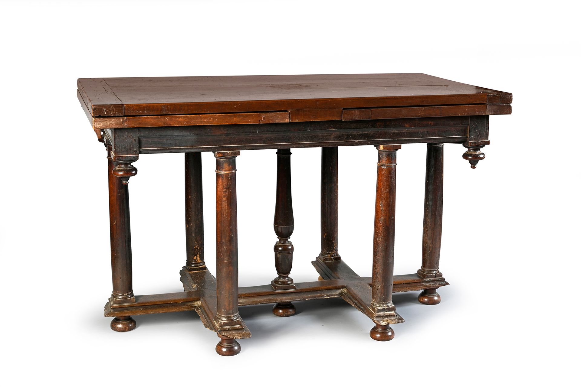 Null Ausziehbarer Tisch aus Nussbaumholz mit Lothringer Kreuzfuß, der aus sechs &hellip;
