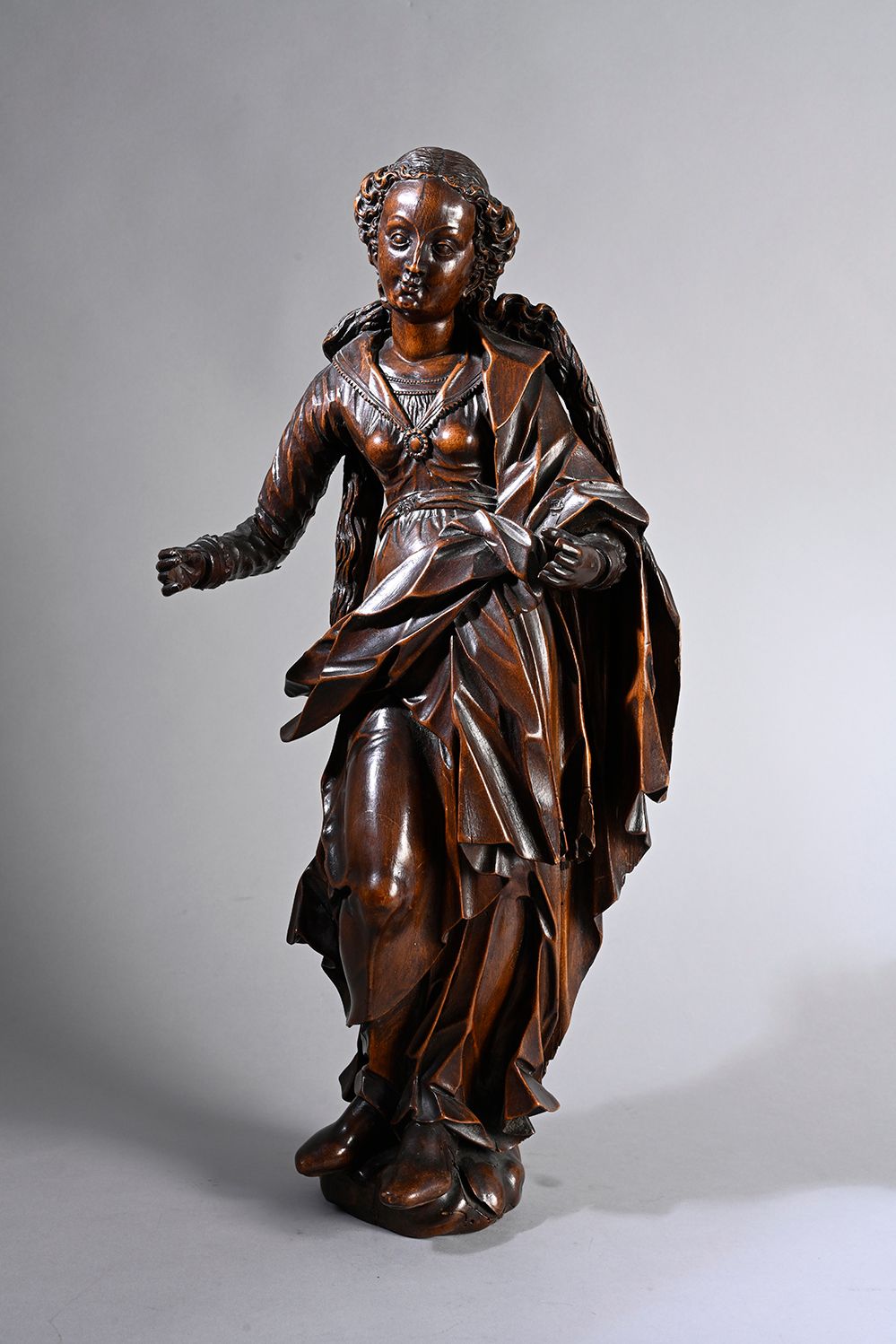 Null Vierge ou sainte femme en bois fruitier sculpté, dos évidé et rebouché. Deb&hellip;