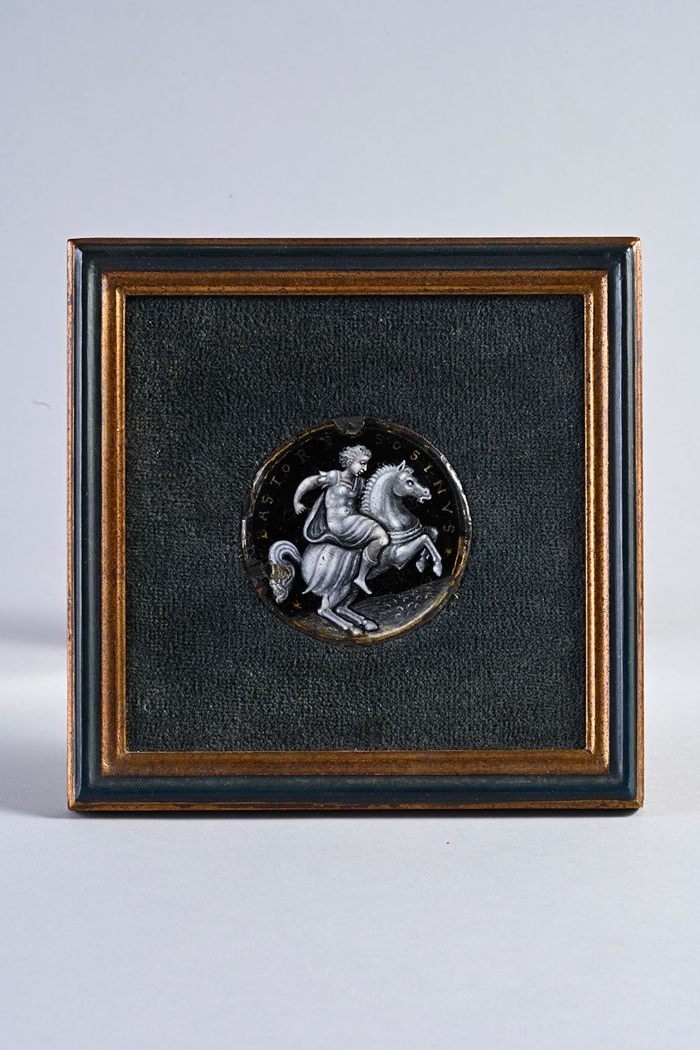 Null 在黑色背景上画有金色亮点的小珐琅徽章，表现了一个骑着奔跑的马的骑士，边框上有BASTOR SOSINVS的铭文。
利摩日，16世纪中叶
D.6厘米
(&hellip;