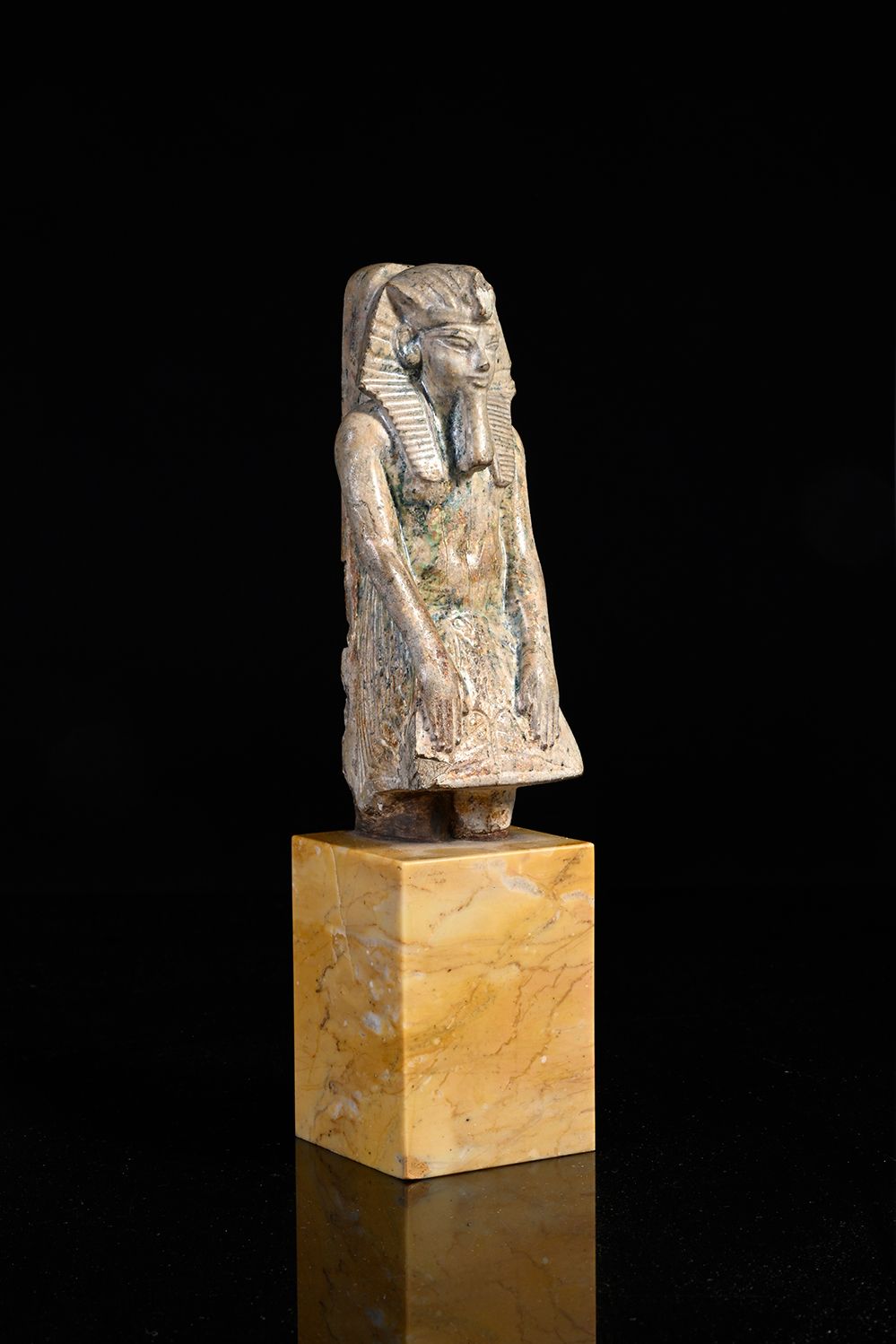 Null 一个绿色釉面的皂石雕像，上面写着阿梅诺菲斯三世的名字。
H.12.7厘米。
埃及的古代。
底座为黄色的锡耶纳大理石。
附有1913年7月7日Bing &hellip;