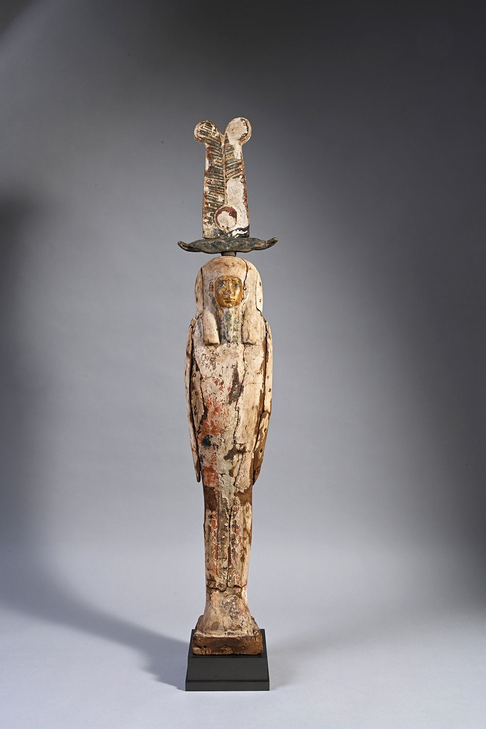 Null 表现Ptah-Sokar-Osiris木乃伊的大型雕像，站在一个平行四边形的底座上。他留着假胡子，戴着三方的假发，上面戴着Henou皇冠。在下部和背柱&hellip;