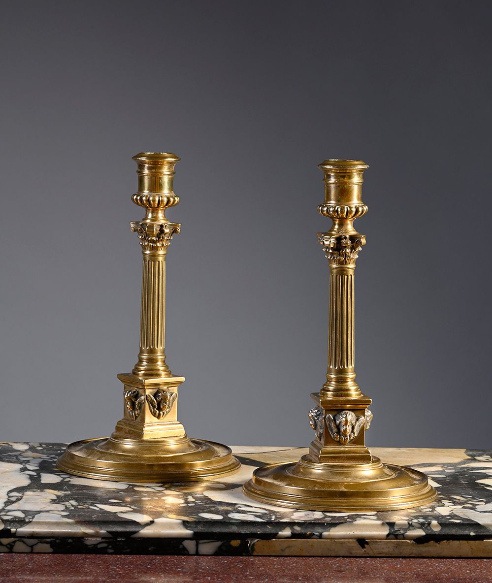 Null Pair of candlesticks in old silvered bronze, circular molded base, fluted c&hellip;