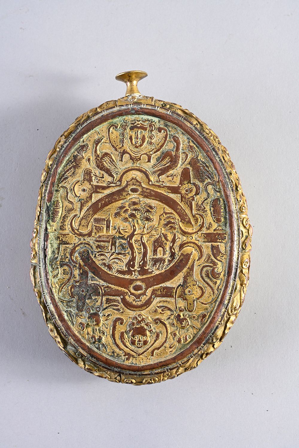 Null 鎏金铜质灵位箱，装饰着一个围绕着两棵树的村庄，在一个椭圆形中，有新月，鸟，小天使的头和叶子；月桂树楣边。
16世纪下半叶
H.14 cm - L. 1&hellip;