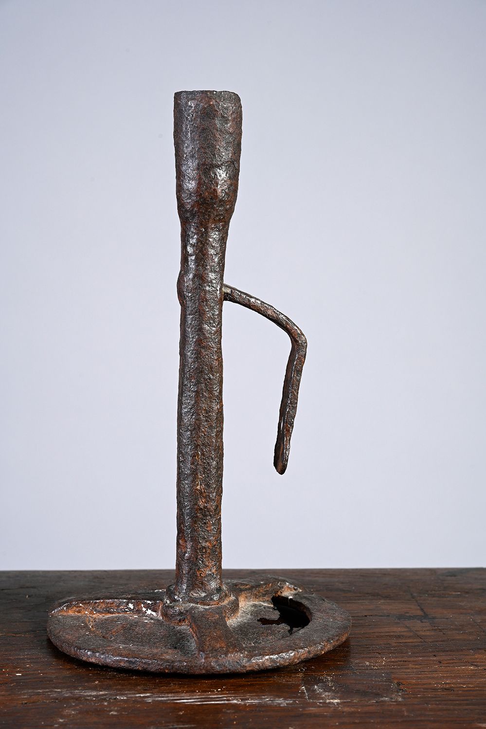 Null 锻铁烛台，圆形底座，带手柄的轴。
13/14世纪？
H.25厘米
(侵蚀)
出处：根特收藏（比利时）