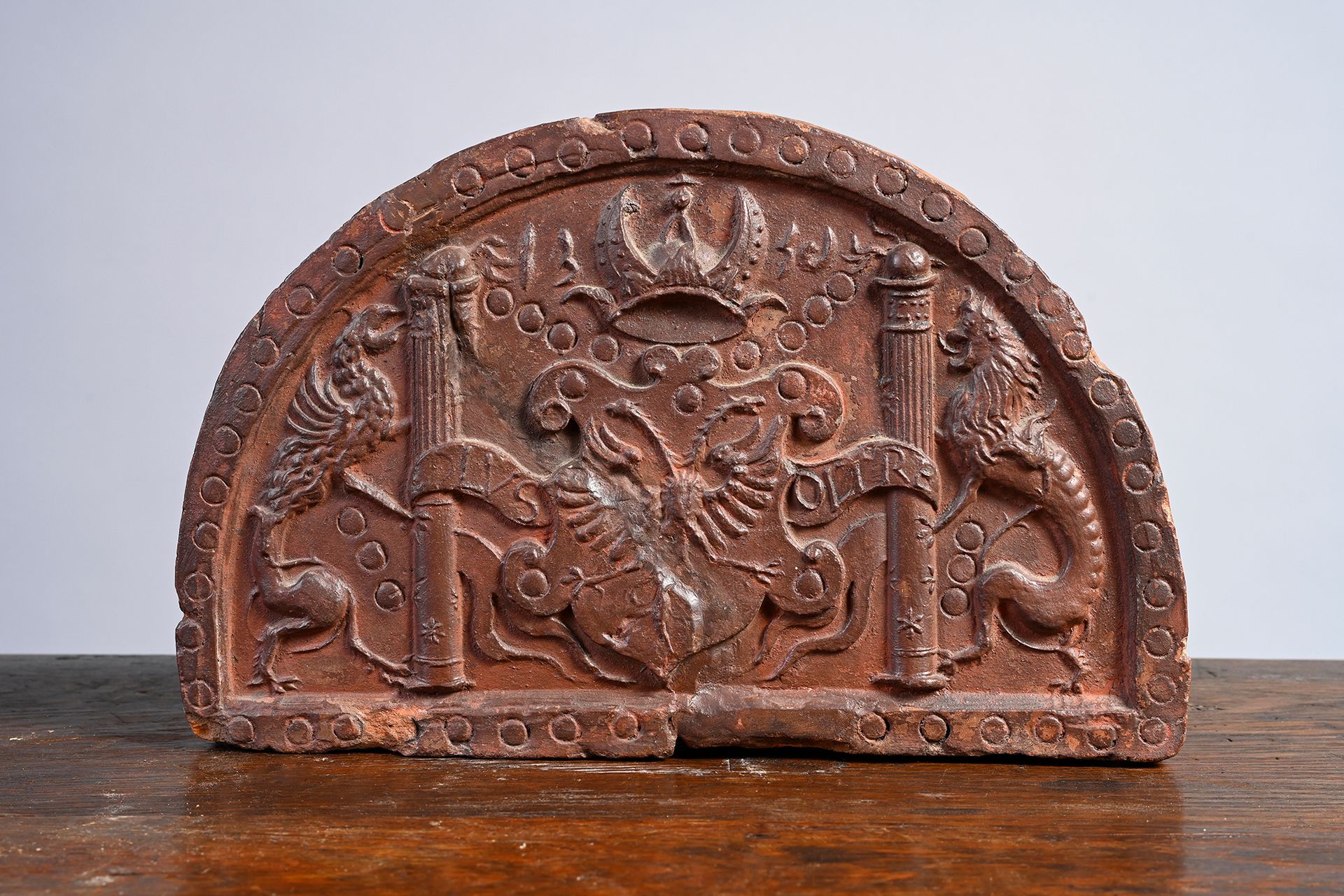 Null 拱形的陶土炉砖上印有查理五世的盾牌，盾牌上有一只雄鹰，盾牌上有帝国的皇冠，两边是两根大炮轴和两根烟囱，夹板上有皇帝的座右铭PLVS OLTRE（plu&hellip;