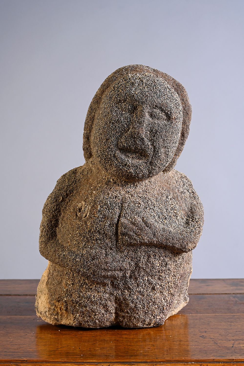 Null Buste de personnage en granit ou arkose sculpté en ronde-bosse. Tête ronde,&hellip;