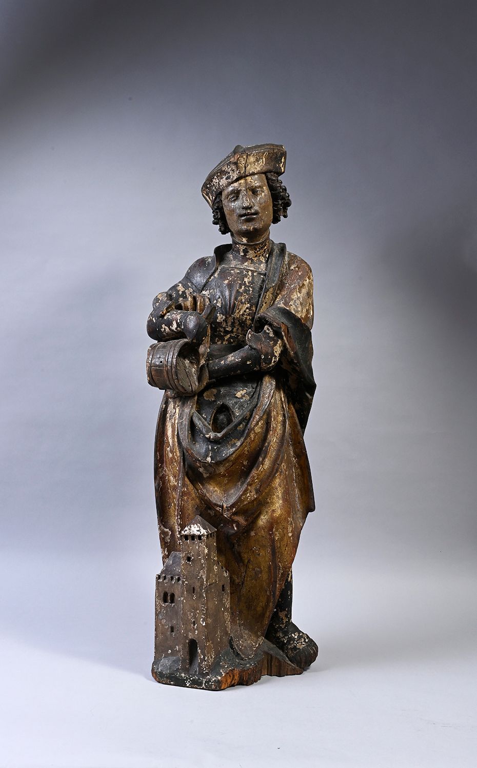 Null Saint Florian en tilleul sculpté, polychromé et doré, dos creusé. Debout, d&hellip;