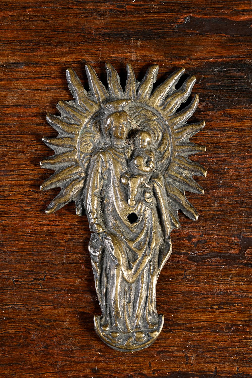 Null 青铜圣母和儿童。玛丽站在一个新月上，左手抱着孩子，戴着王冠；在一个放射状的曼陀罗。
法兰德斯，16世纪末
H.10.5厘米
(孔)