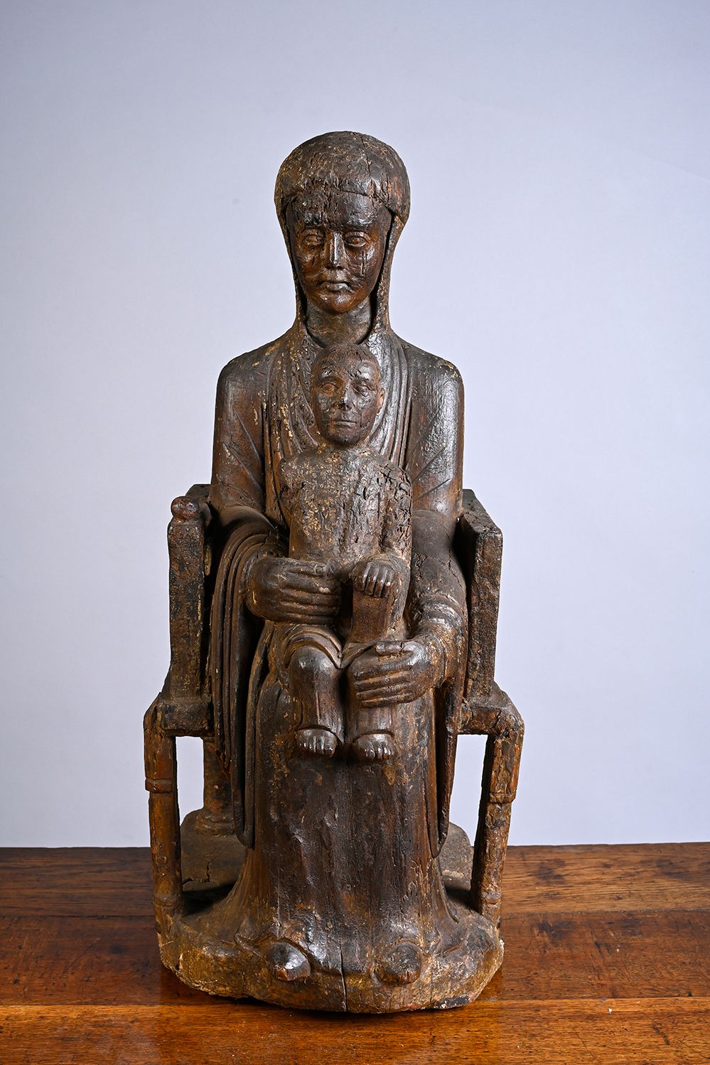 Null Vierge à l'Enfant dite Sedes Sapientiae en noyer sculpté en ronde-bosse ave&hellip;