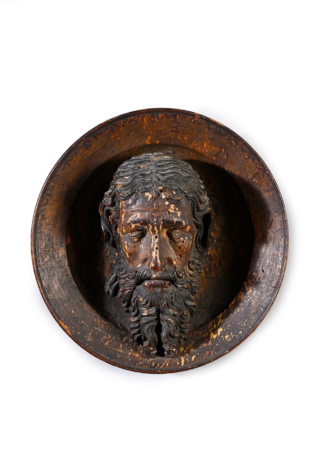 Null 车削和雕刻的木板，单色的黑色，其余部分镀金，代表施洗者圣约翰的头。头部有长长的波浪形头发，两撇胡须，皱眉，突出的鼻子，半张的嘴。
德国南部，16世纪上&hellip;