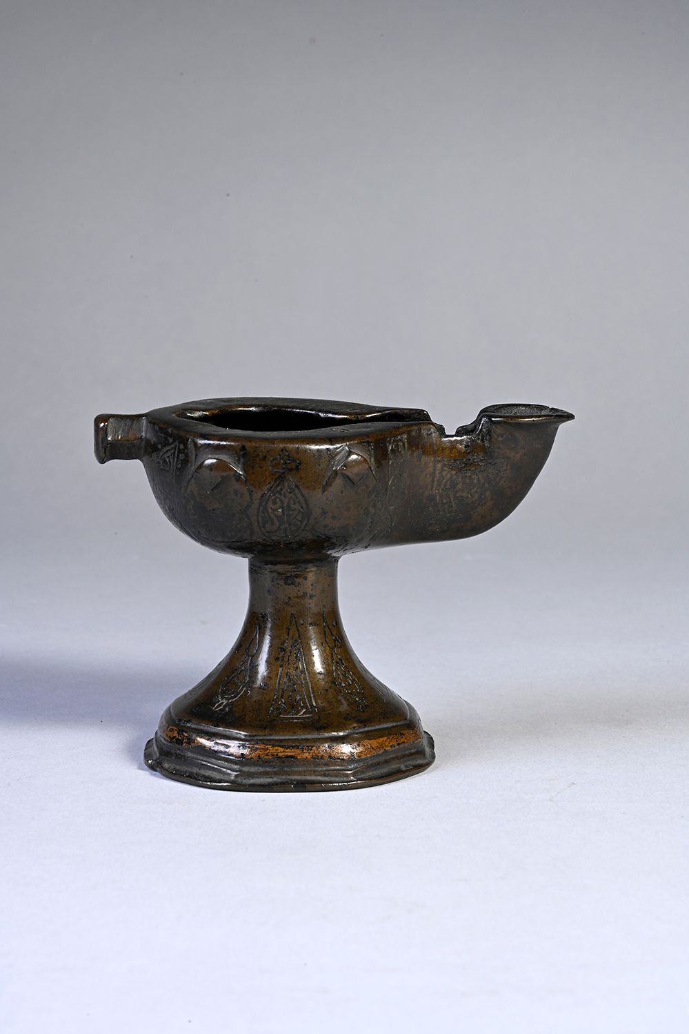 Null Petite lampe à huile en bronze gravé avec traces de nielle.
Iran, communaut&hellip;