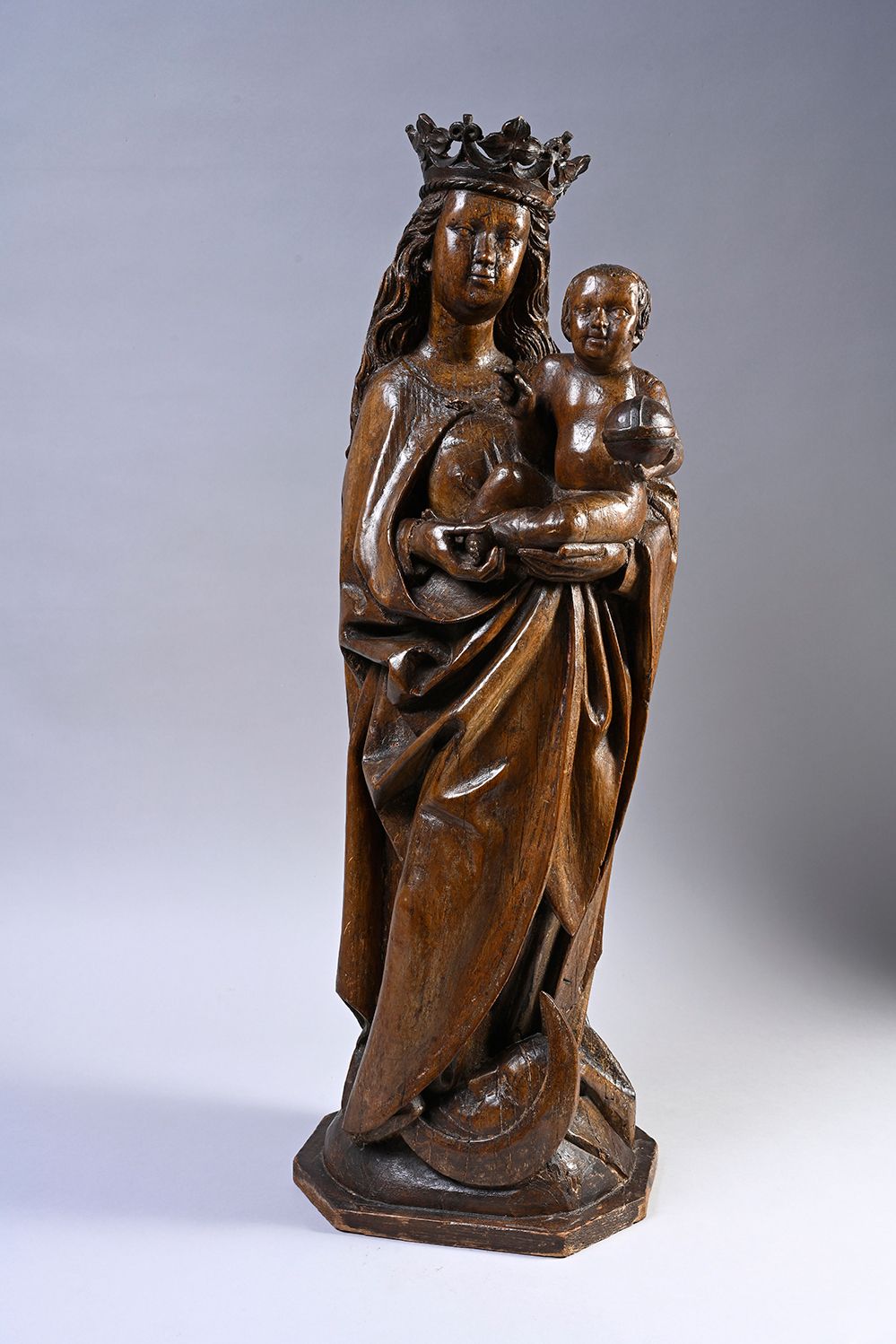 Null Vergine e Bambino in legno intagliato, retro incavato e chiuso. In piedi, c&hellip;