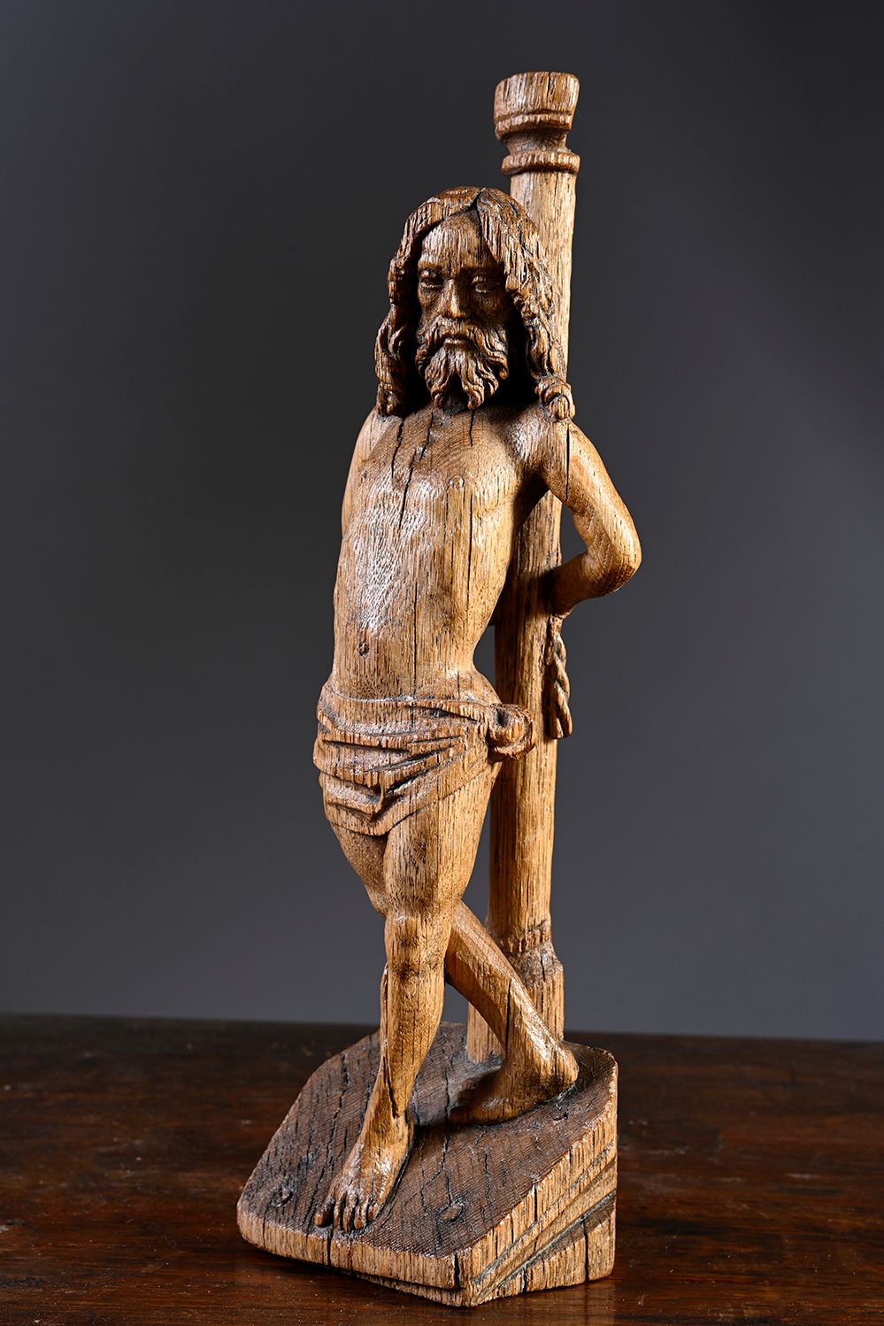 Null 雕刻的橡木基督与柱子，是祭坛艺术品的一部分。他右腿向后站立，靠在左腿上，双手贴在柱子上，长发呈波浪形，留着两撇胡须，腰间系着围裙，左臀部系着围裙。
荷&hellip;