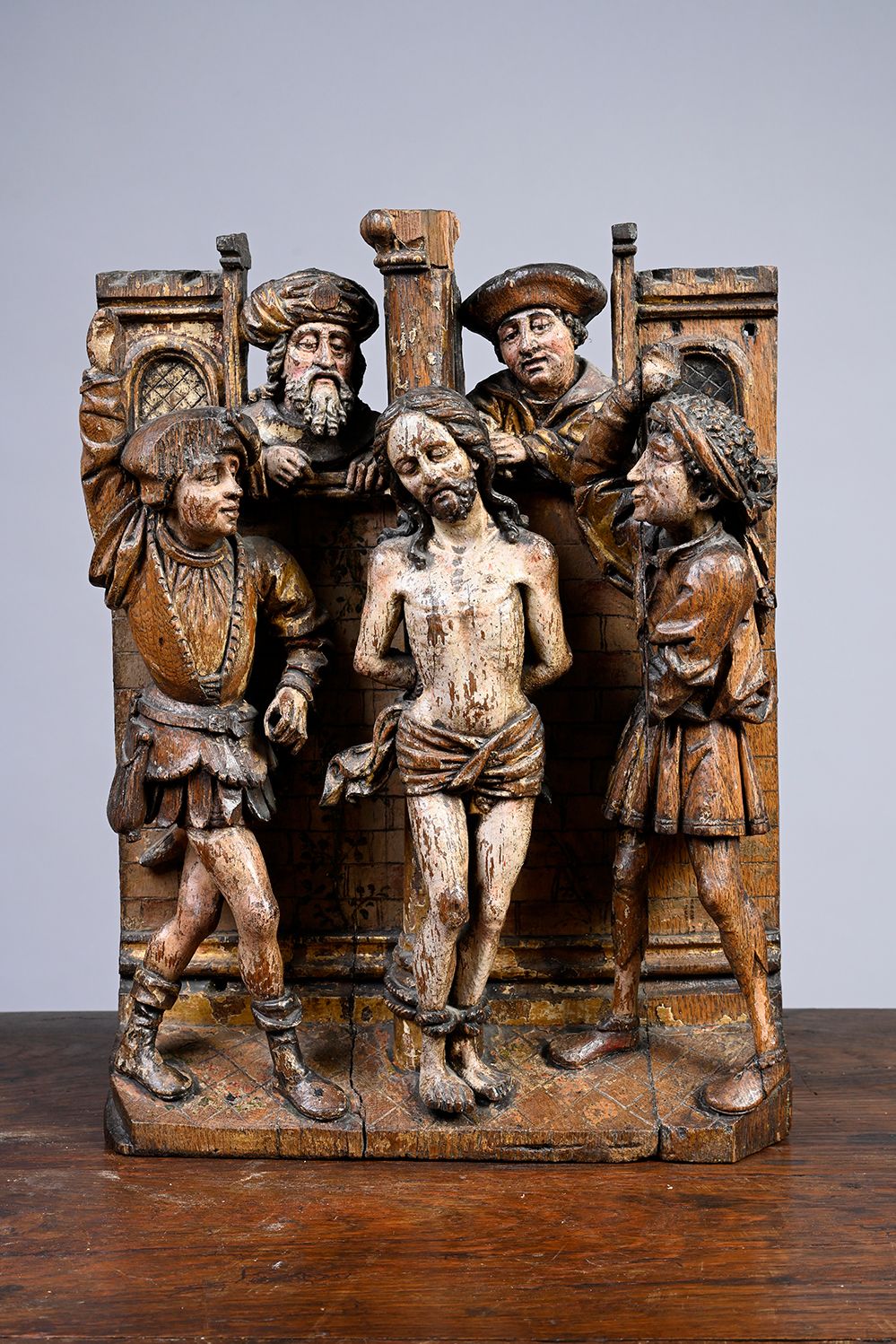 Null 鞭刑，是橡木雕刻、多色和镀金的祭坛作品的一部分。在中央，被绑在柱子上的基督被两个高举双臂的刽子手包围着，他们身穿充气袖子的上衣和短裙；靠着柱子竖起一堵&hellip;