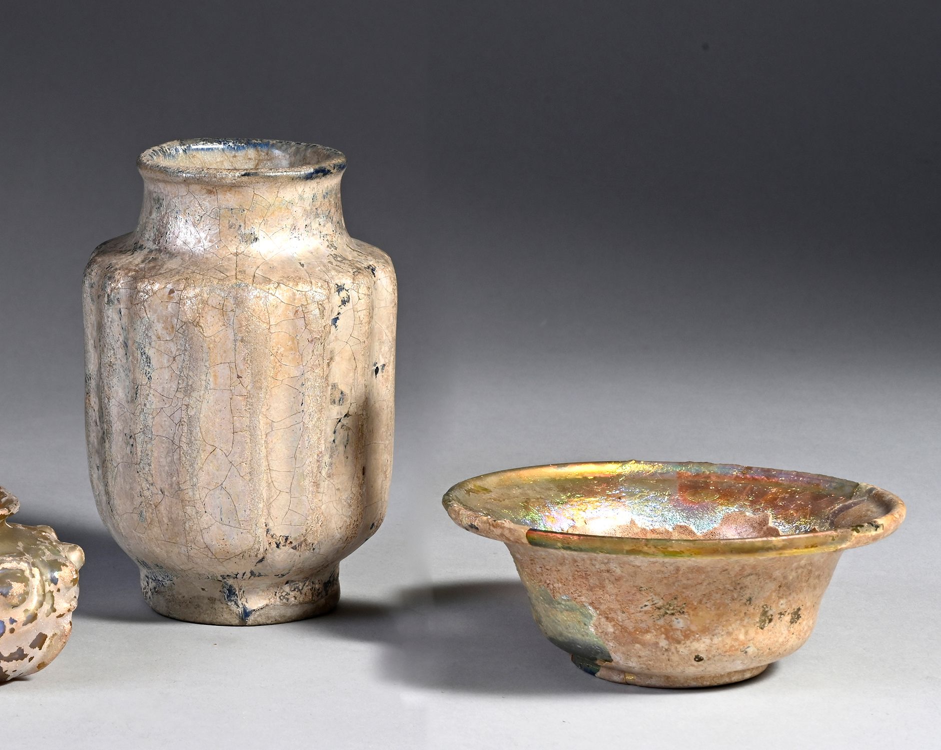 Null Set bestehend aus einer Schale und einer geriffelten Vase. Aus Glas geferti&hellip;