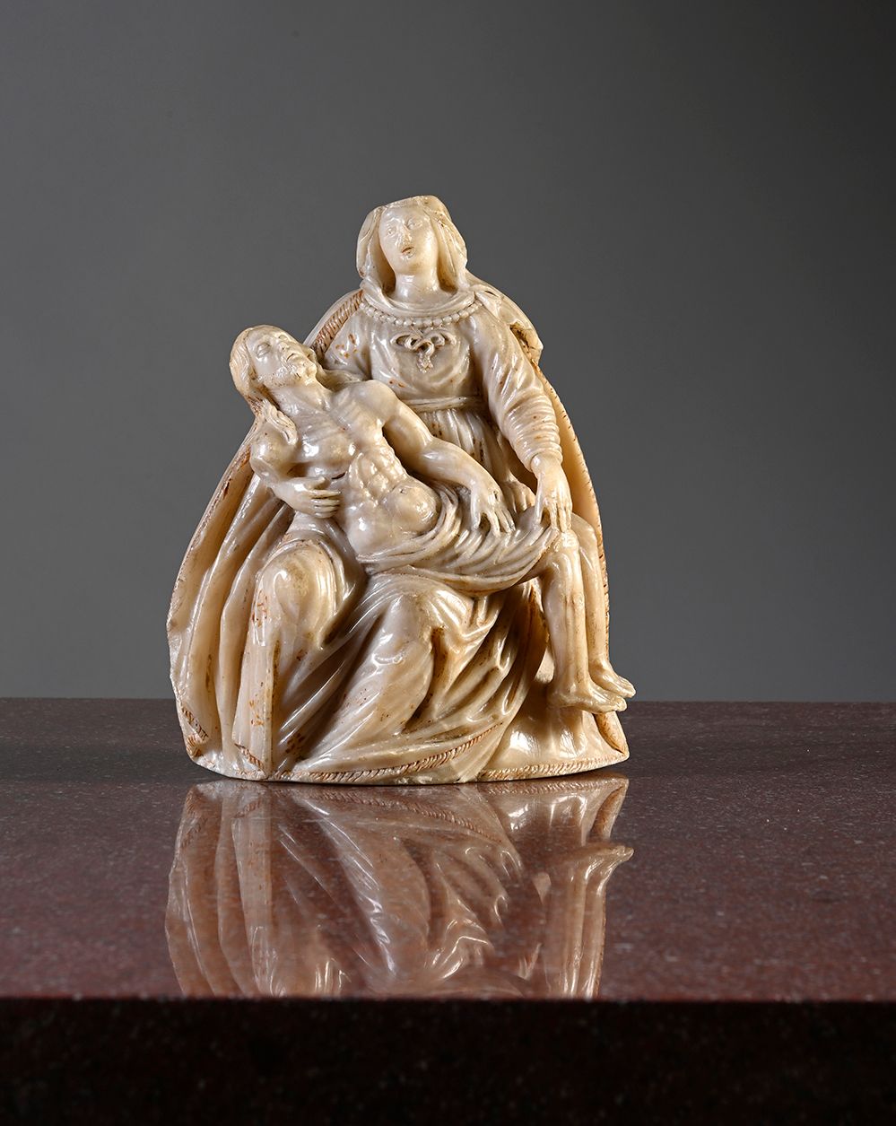 Null 雕刻的雪花石膏怜悯圣母，有红色亮点，背面粗糙。
荷兰南部，16世纪
H.24厘米
(包括基督的右臂在内的小部分缺失)
出处：根特收藏（比利时）