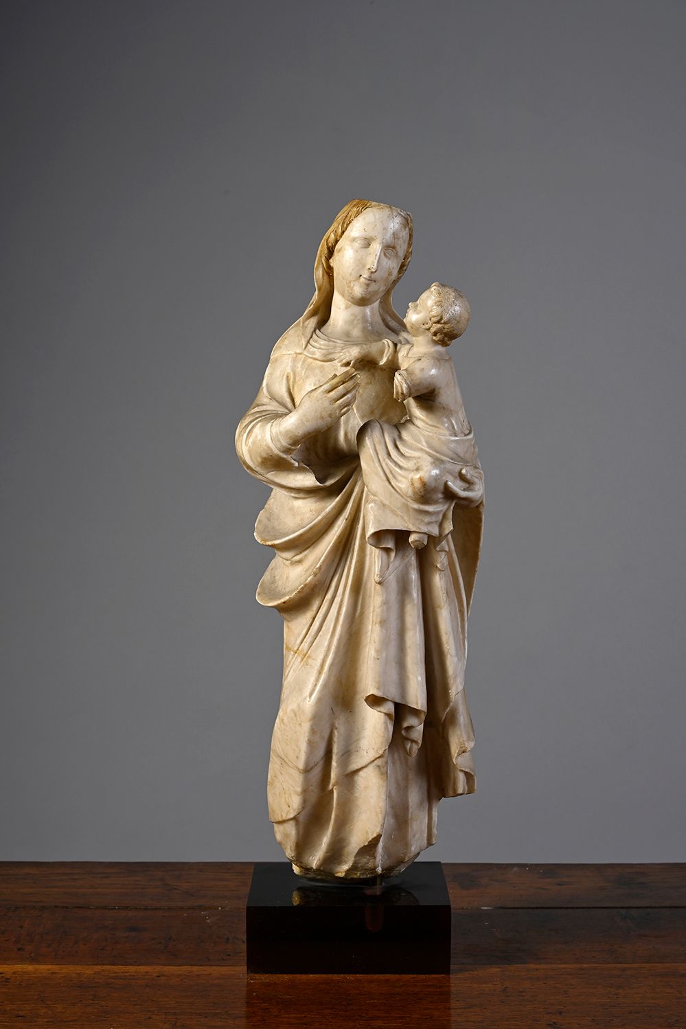 Null Vierge à l'Enfant en albâtre sculpté en ronde-bosse avec parties dorées et &hellip;