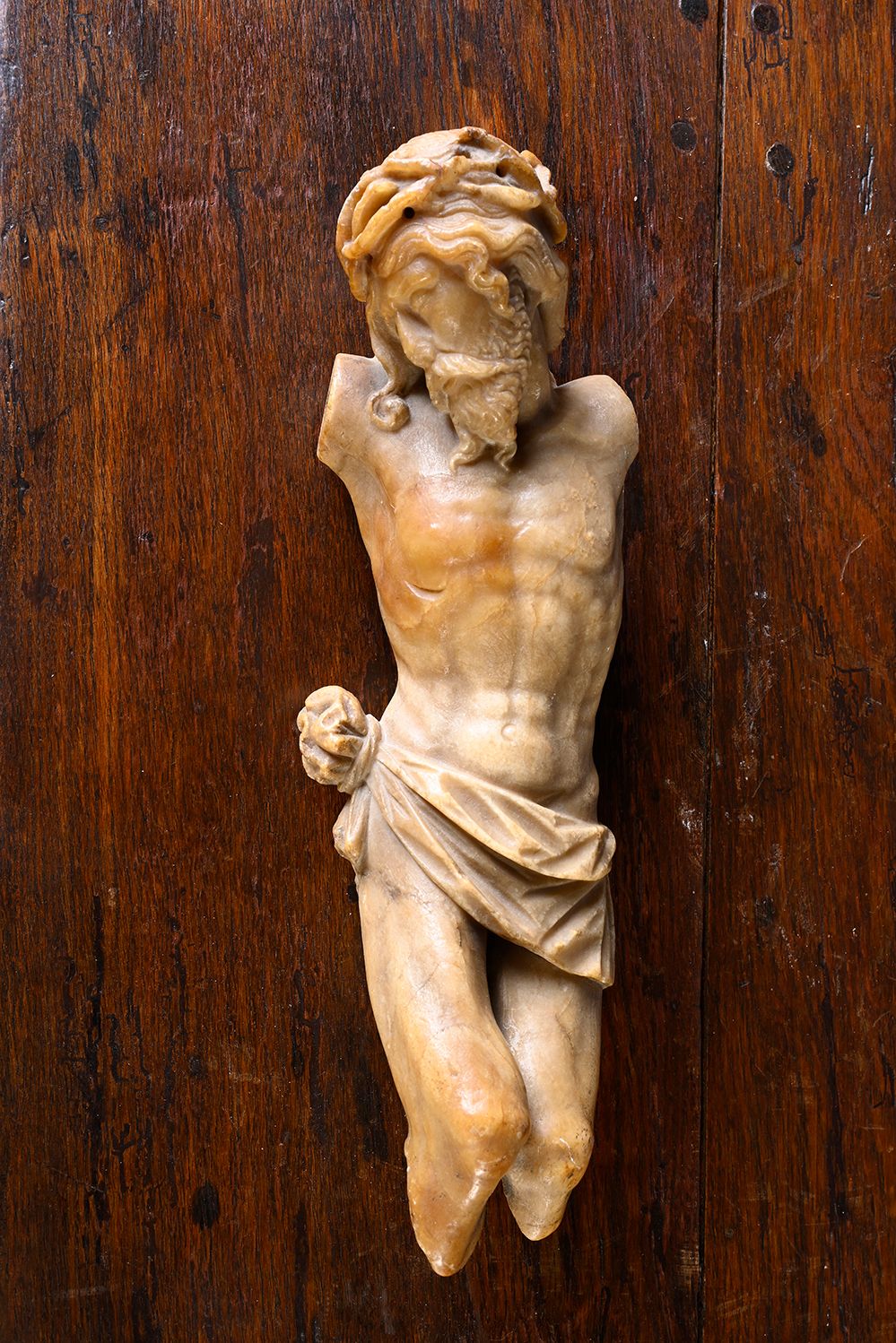 Null Grand Christ en albâtre sculpté en ronde-bosse. Tête inclinée sur l'épaule &hellip;