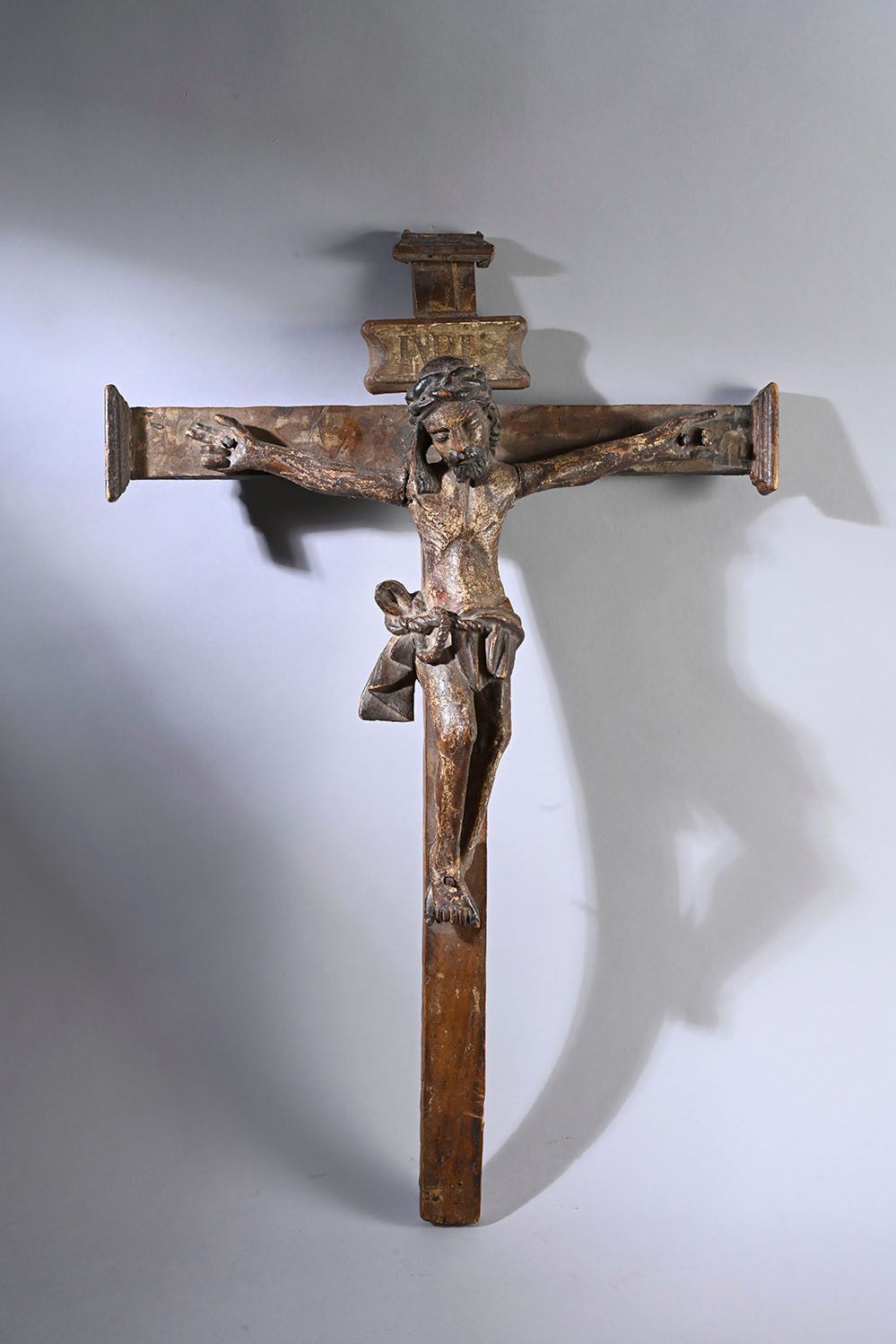 Null Crocifisso con Cristo in legno intagliato e policromato. Testa cinta da una&hellip;