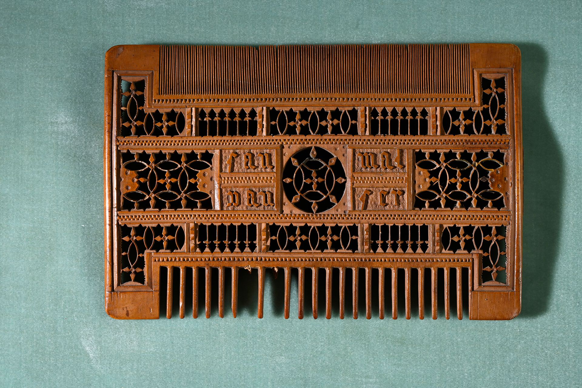 Null Liturgical comb in carved and openwork boxwood with two ends, a detangler a&hellip;