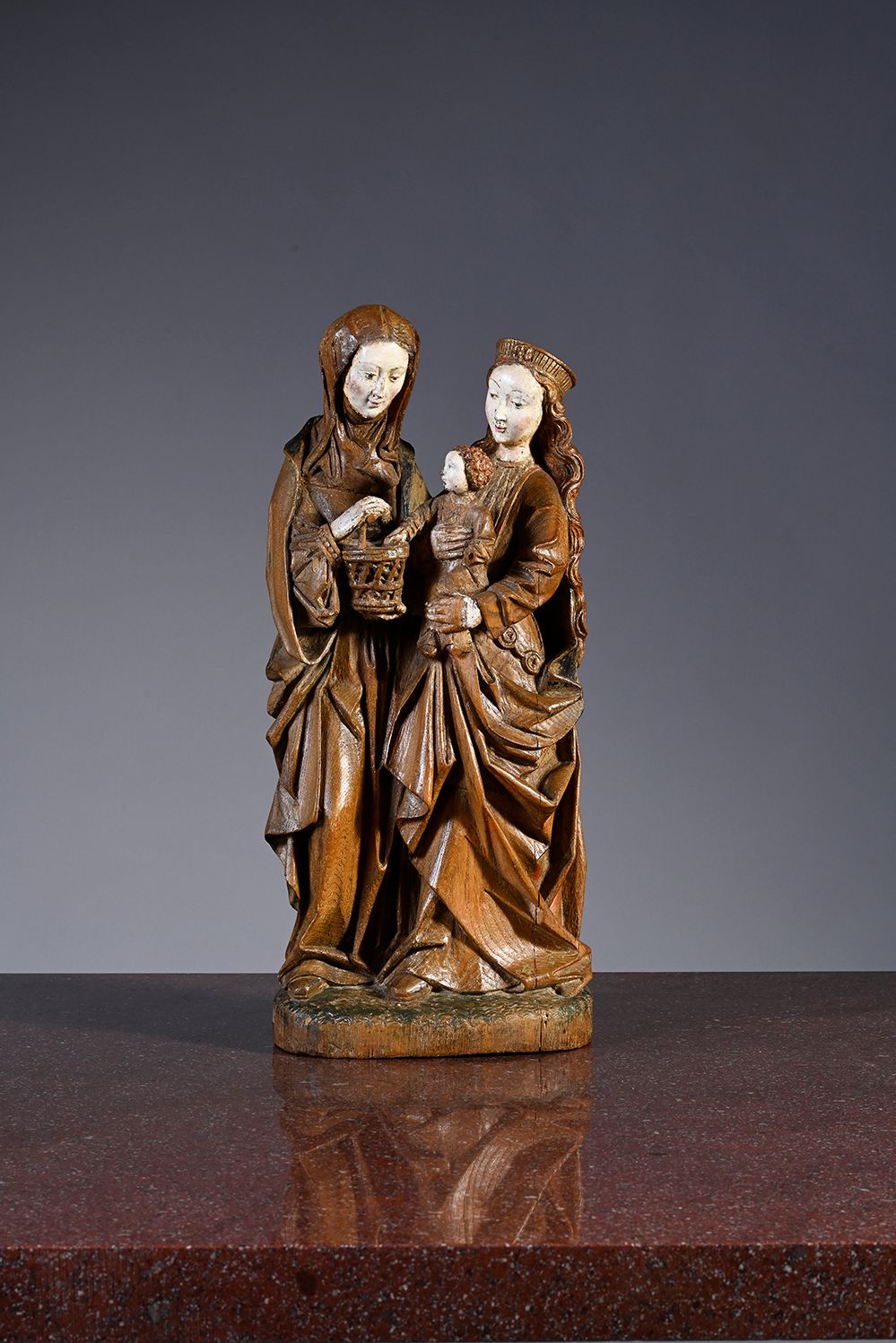 Null 代表圣母、圣安妮和儿童耶稣的雕像组，雕刻在橡木上，粗糙的背面有多色的遗迹。圣安妮拿着一个篮子站在那里，把它送给圣母所抱的儿童耶稣。美丽柔软的悬垂，有圆&hellip;