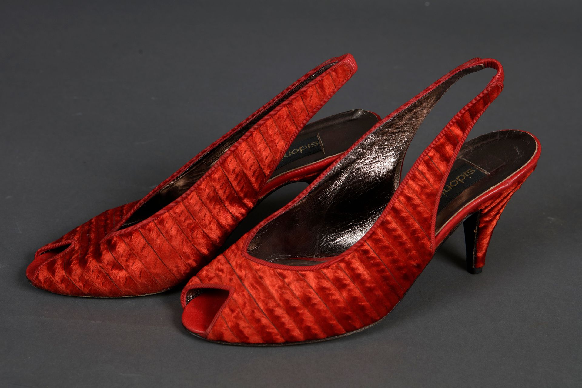 Null 1双Sidonie Larizzi-Paris的红色天鹅绒高跟鞋，由Danièle Darrieux在Félicien的戏剧《La bonne sou&hellip;