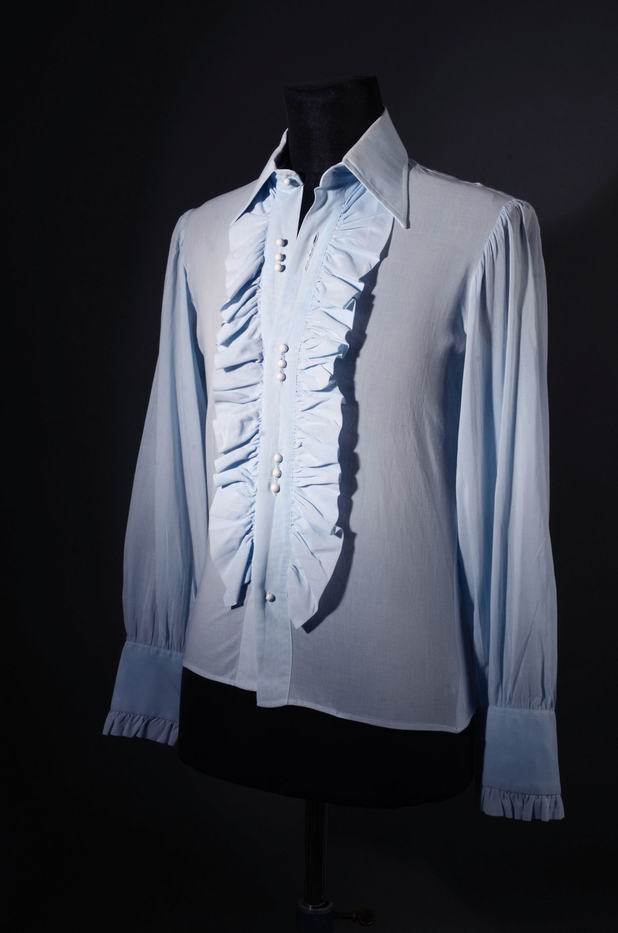 Null MIKE BRANT
1 ruffled shirt, in cotton percale, sky blue color, used by the &hellip;