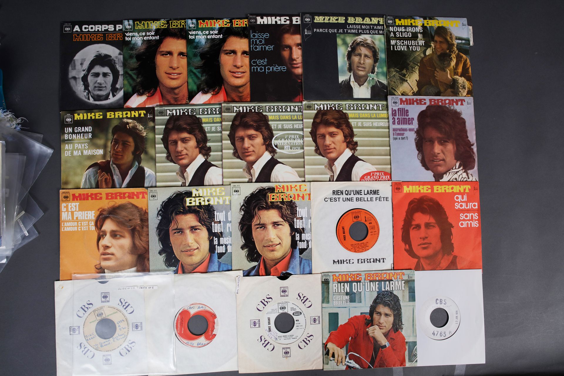 Null MIKE BRANT
1 set of 40 vinyl 45 rpm records of the artist, published in Fra&hellip;