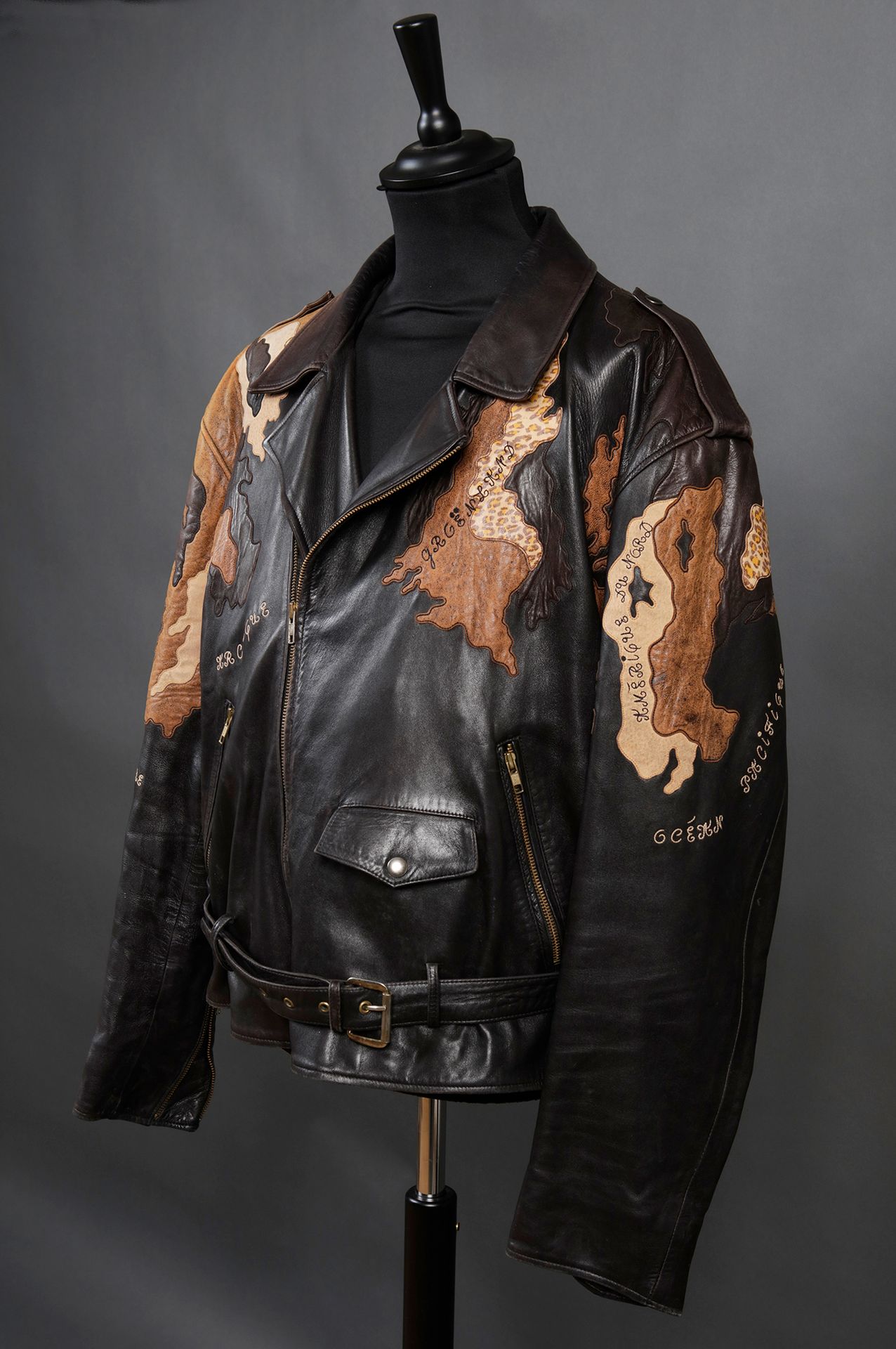 Null JOHNNY HALLYDAY
1 chaqueta titulada "Planète", de cuero marrón y leonado di&hellip;
