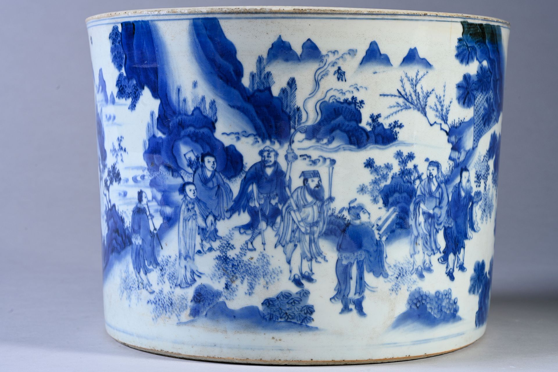 CHINE, Epoque Kangxi, XVIIIe siècle 瓷器 "比特龙 "毛笔壶，圆柱形，釉下钴蓝不同色调的带状装饰，描绘了户外风景中的神仙队伍&hellip;
