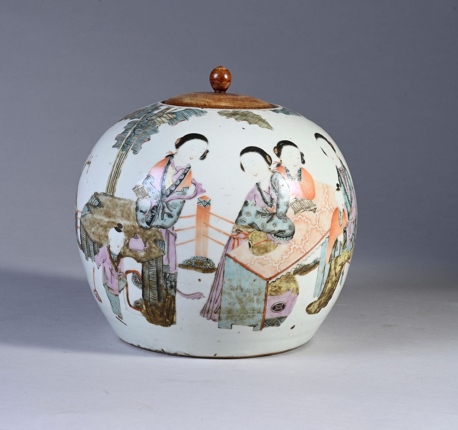 CHINE, XIXe siècle 白底多色珐琅装饰的圆形花瓶，上面有优雅的女士和孩子在户外露台上相伴，还有诗句。盖子是适应性的木头。
H.19厘米 - 直径&hellip;