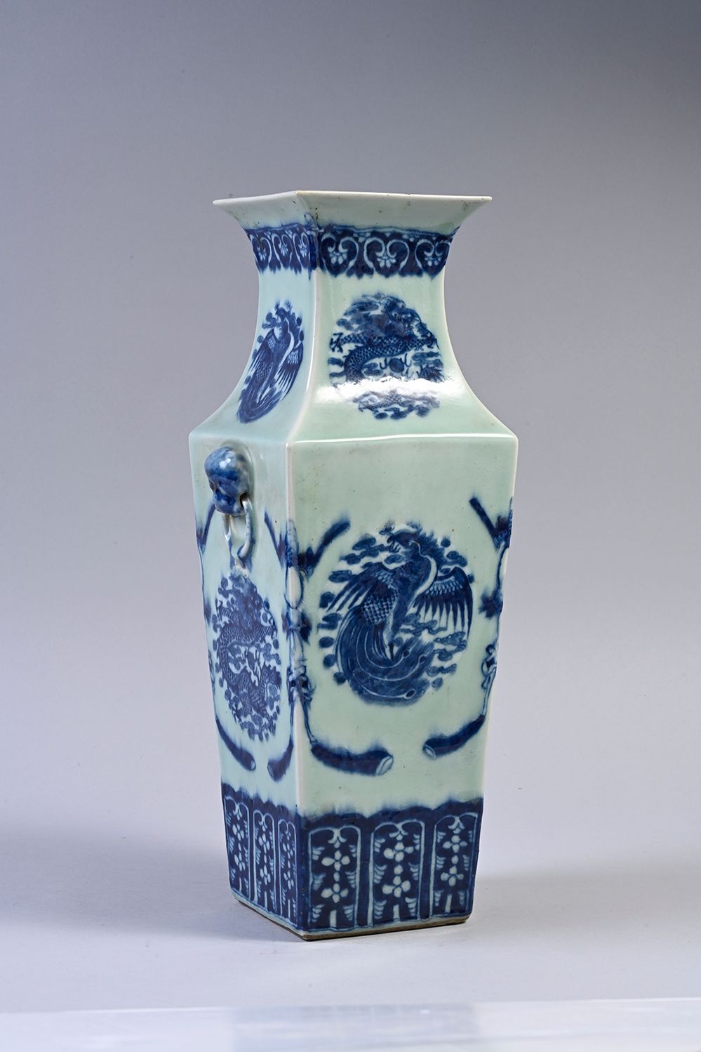 Null 瓷器四角形花瓶，饰以青花瓷背景上的龙和蓝凤凰。中国，XIX.
H.43.5厘米。