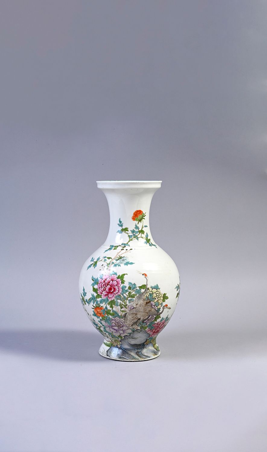 Chine 饰有仙鹤和梅花的瓷质阳台花瓶。伪作标记。底部为绿松石背景的乾隆款。
H.39.5厘米。
底部有烧制缺陷。