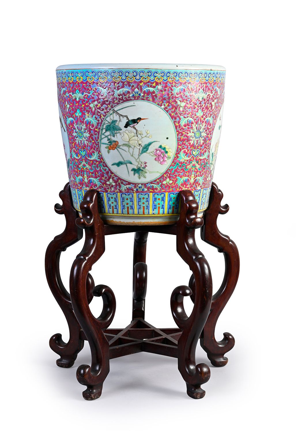 Null 一个大的粉彩瓷盆，红底，装饰着枝头的鸟和花，放在一个镂空的木质底座上。
中国，19世纪。
直径：40厘米 - 高：36厘米。